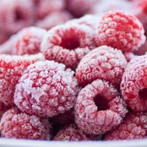 Как сохранить витамины и заморозить малину на зиму в холодильнике: подготовка ягод и правила их хранения