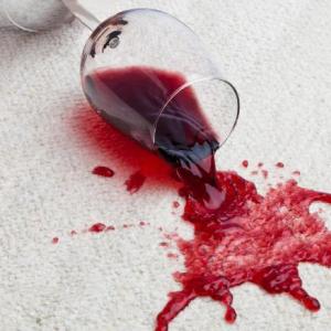 Чем вывести с одежды пятна от красного вина?