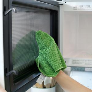 Cleaning the inside of the microwave from odors and grease using improvised means in 5 minutes