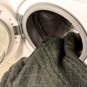 Как правильно стирать капризные шерстяные вещи руками и в машинке?